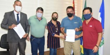 Prefeito Paulinho Sasaki recebe o Deputado Estadual Danilo Balas