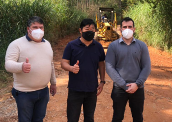 Prefeito Paulinho Sasaki acompanha conservação da Estrada do Sertão