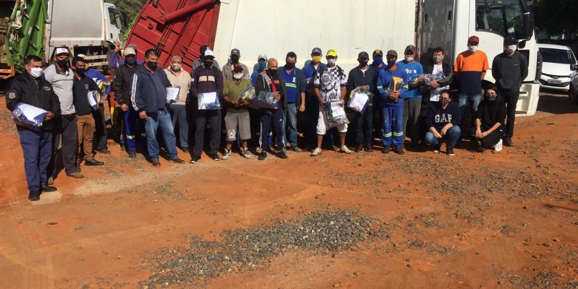 Coletores recebem novos uniformes