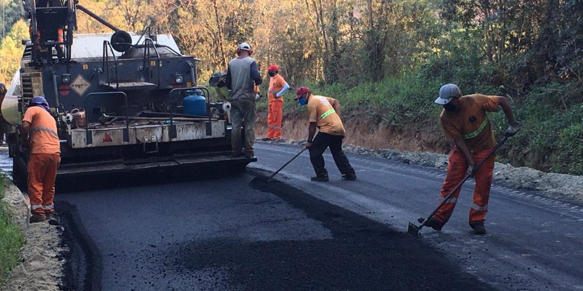 Prefeitura faz asfalto entre Ribeiros e Carmo Messias