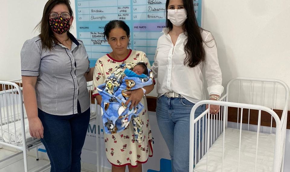 Fundo Social doa berços a mamães carentes