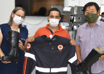 Prefeito Paulinho Sasaki entrega novos uniformes do SAMU
