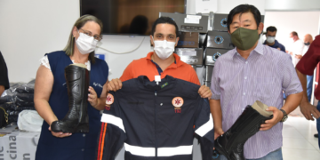 Prefeito Paulinho Sasaki entrega novos uniformes do SAMU
