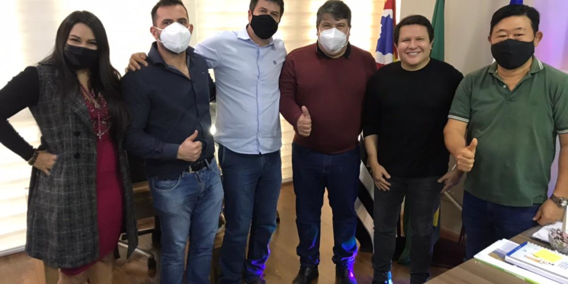 Prefeito Paulinho Sasaki recebe visita do cantor Giovani