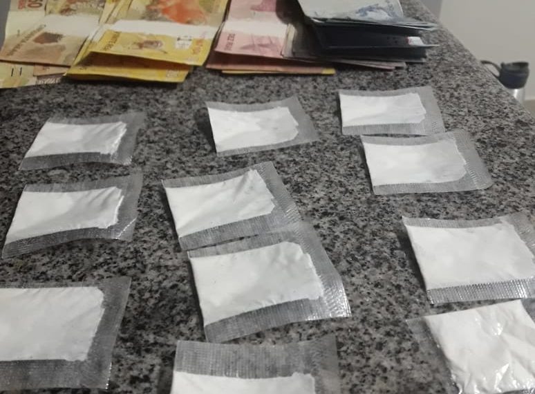 Homem é detido com 11 porções de cocaína