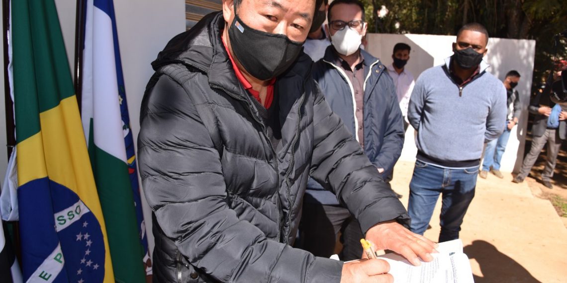 Prefeito Paulinho Sasaki acompanha início das obras de recapeamento da estrada do Lageadinho