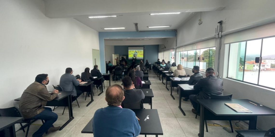 Gestão Paulinho Sasaki realiza palestra sobre planejamento municipal para secretários e diretores municipais