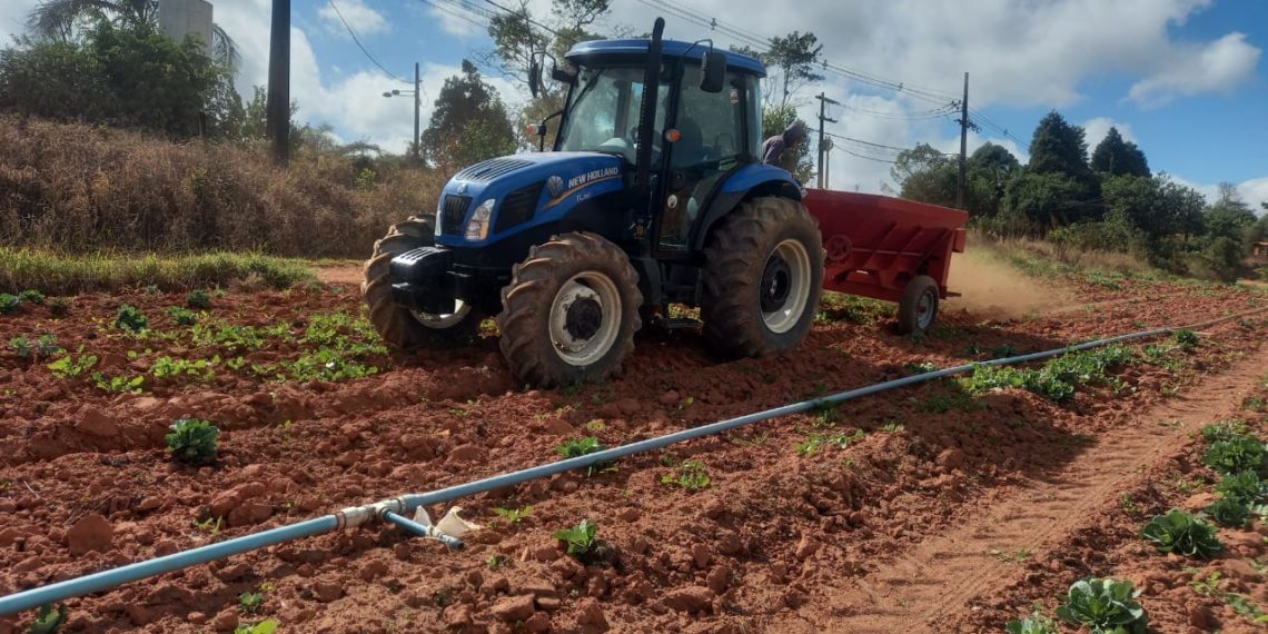 Agricultura: Secretaria disponibiliza distribuidor de calcário e esterco
