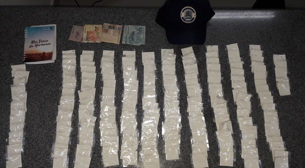 GCM detém menor com dinheiro e mais de 200 porções de cocaína