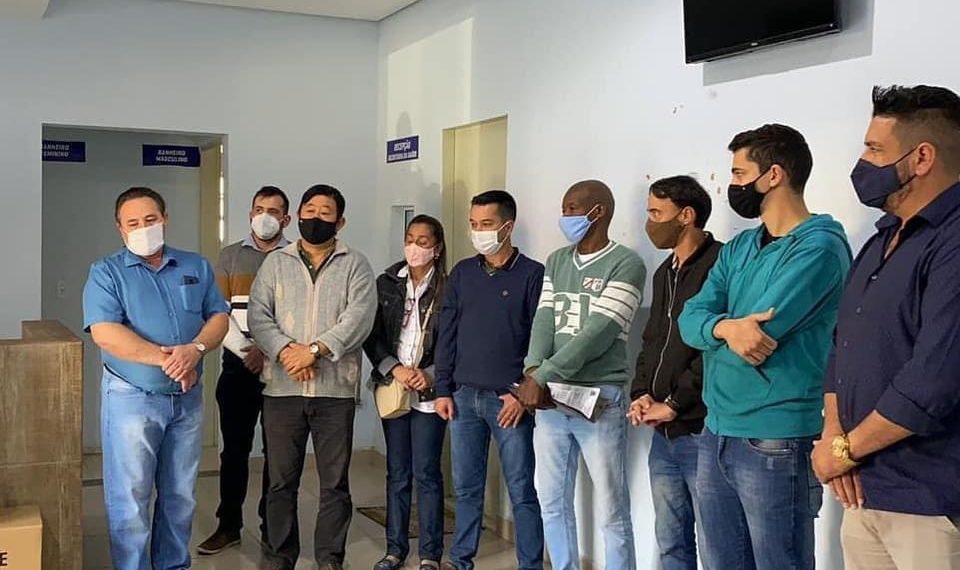 Prefeito e vereadores entregam 5 ventiladores ao Hospital de Ibiúna