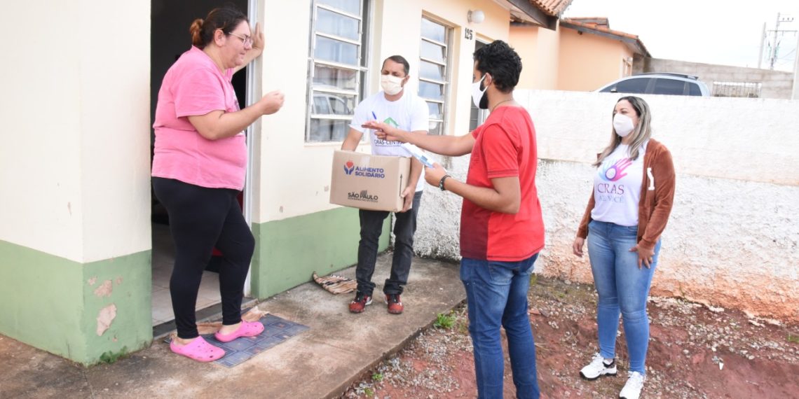 Famílias recebem cestas básicas
