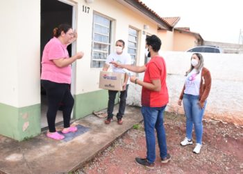 Famílias recebem cestas básicas
