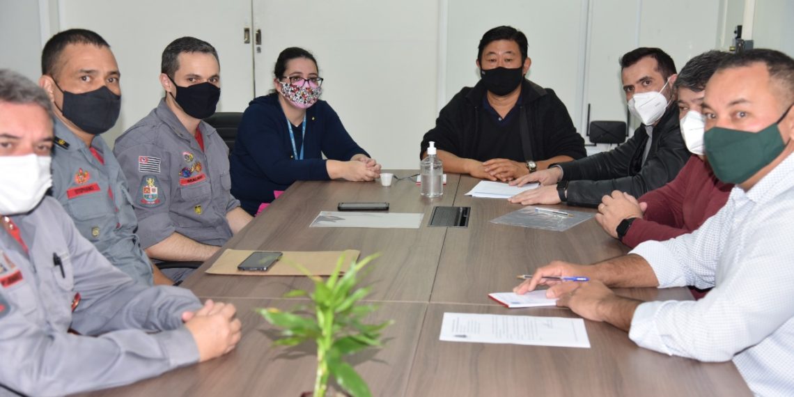 Prefeito Paulinho Sasaki assina contrato para base de Bombeiros em Ibiúna