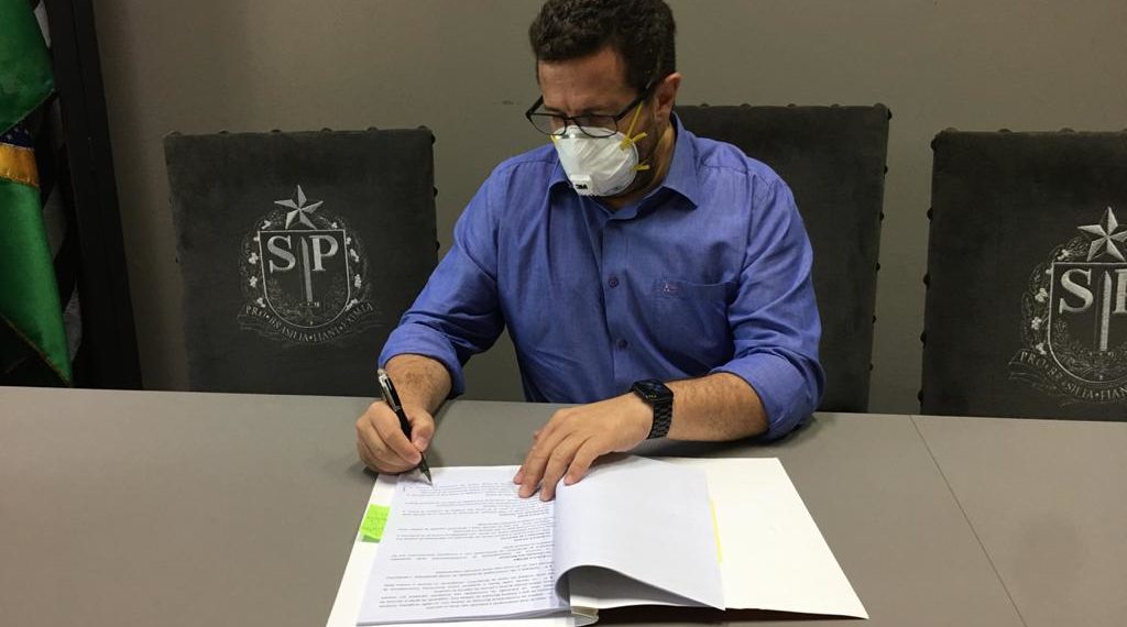 Prefeito assina convênio para recuperar ponte do Guarinos