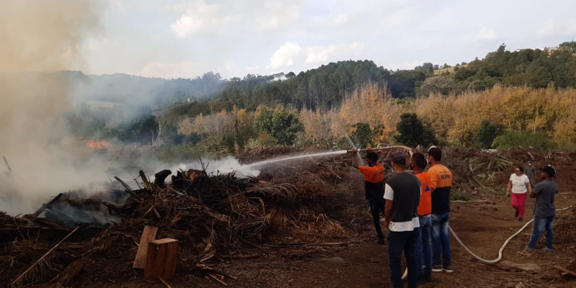 Defesa Civil de Ibiúna controla queimada de grande proporção
