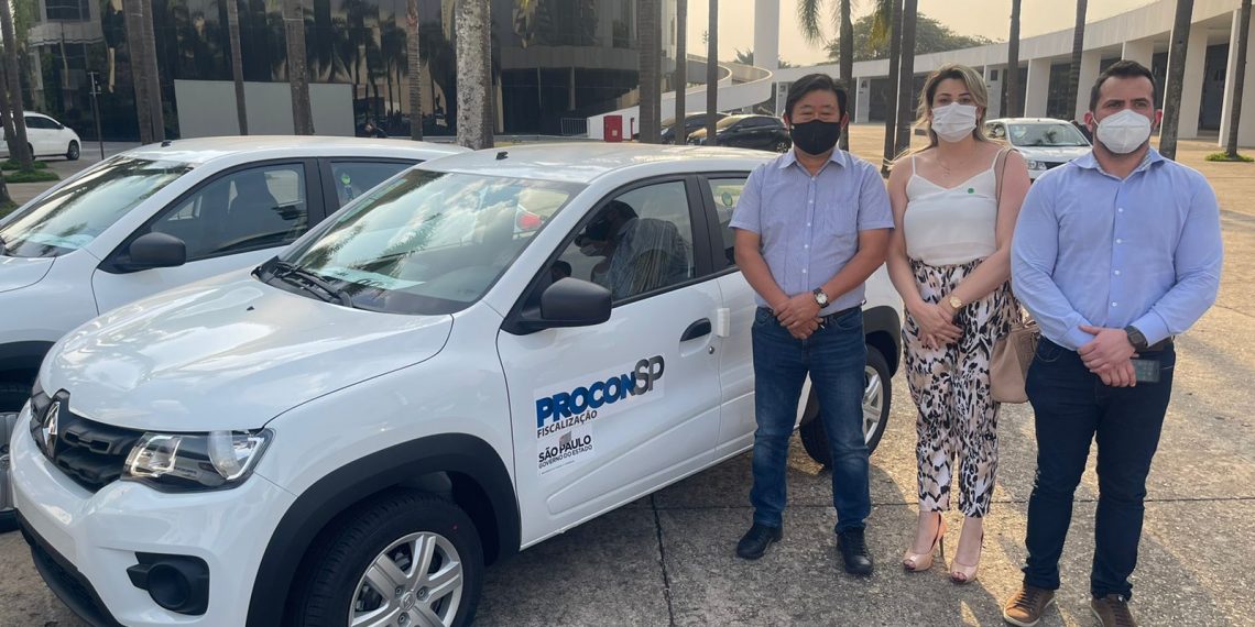 Prefeito Paulinho Sasaki participa da cerimônia da entrega de viatura do Procon