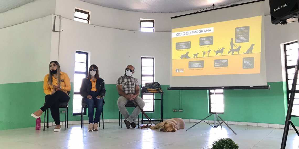 Secretaria de Educação realiza palestra sobre cão-guia