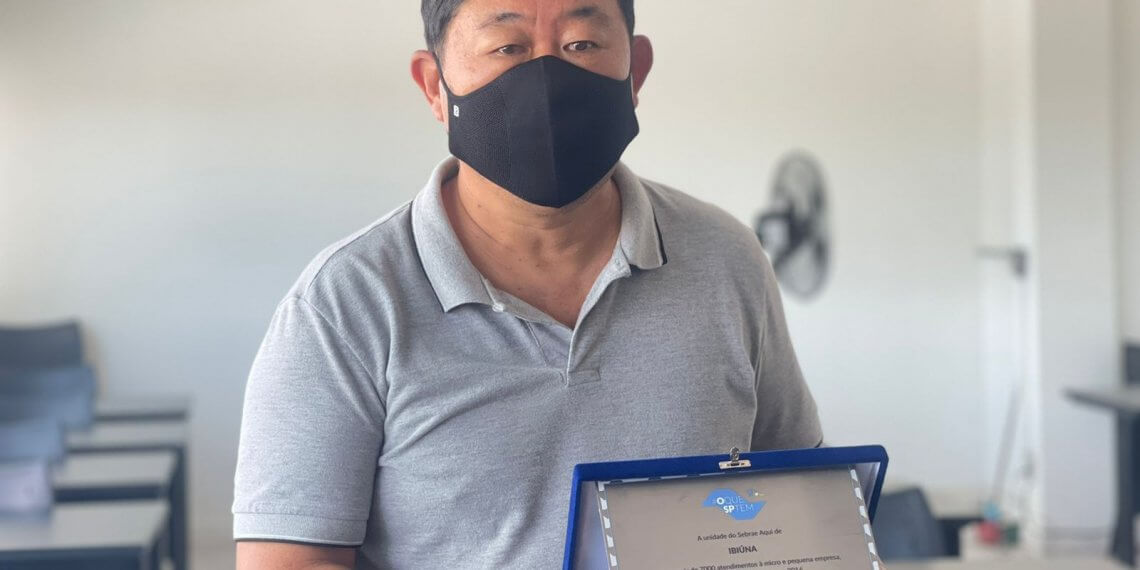 Prefeito Paulinho Sasaki recebe placa comemorativa do Sebrae