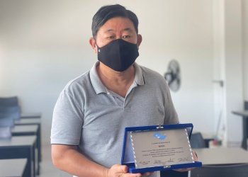 Prefeito Paulinho Sasaki recebe placa comemorativa do Sebrae