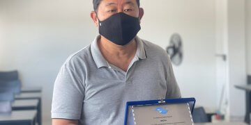 Prefeito Paulinho Sasaki recebe placa comemorativa do Sebrae