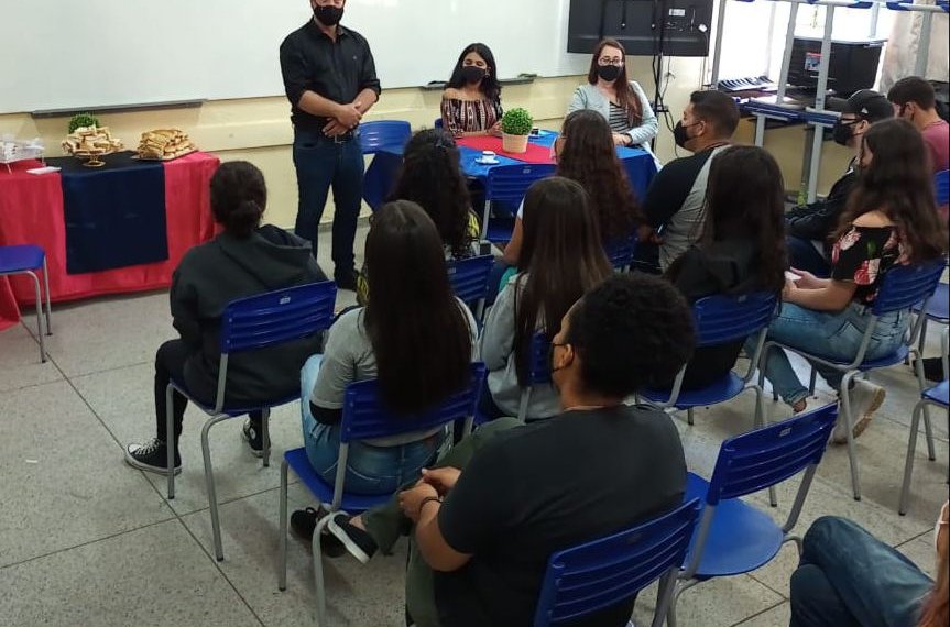 Secretário de Indústria e Comércio participa de sabatina em Escola Estadual
