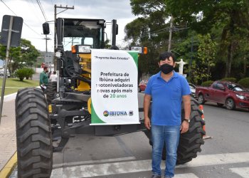 Prefeito Paulinho Sasaki entrega duas motoniveladoras 0km