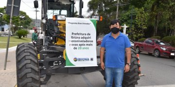 Prefeito Paulinho Sasaki entrega duas motoniveladoras 0km