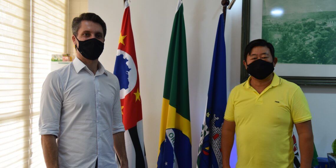 Prefeito Paulinho Sasaki recebe deputado federal Alex Manente