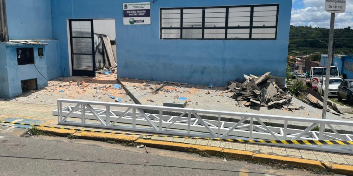 Telhado da Biblioteca Municipal começa a ser retirado