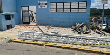 Telhado da Biblioteca Municipal começa a ser retirado