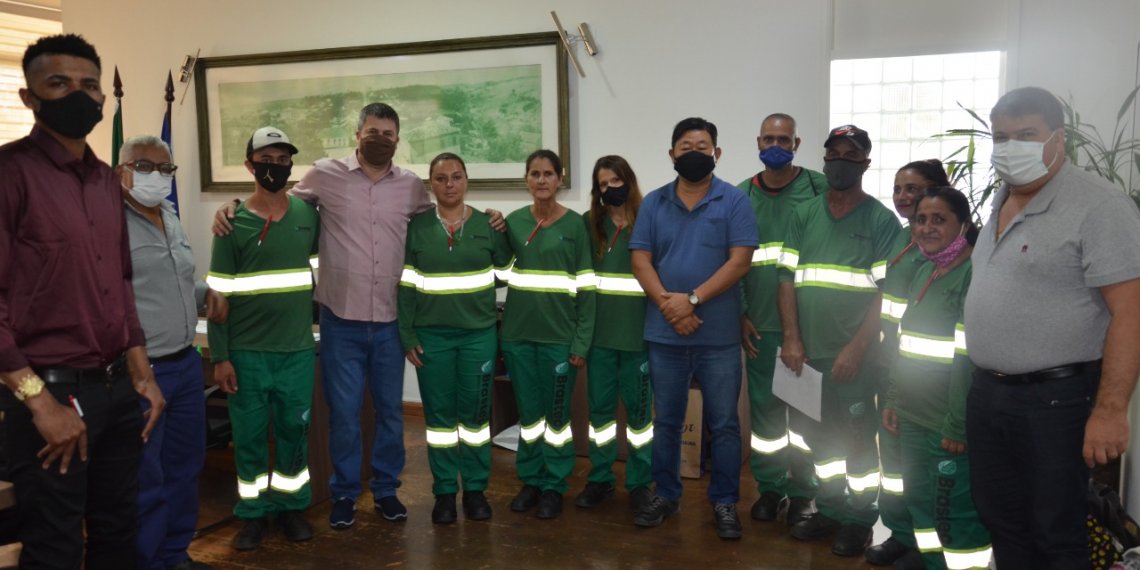 Prefeito Paulinho Sasaki dá boas vindas à nova equipe de limpeza de ruas