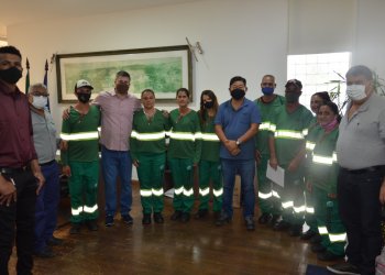 Prefeito Paulinho Sasaki dá boas vindas à nova equipe de limpeza de ruas