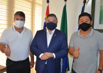 Prefeito Paulinho Sasaki recebe a visita do deputado estadual Marcio Nakashima