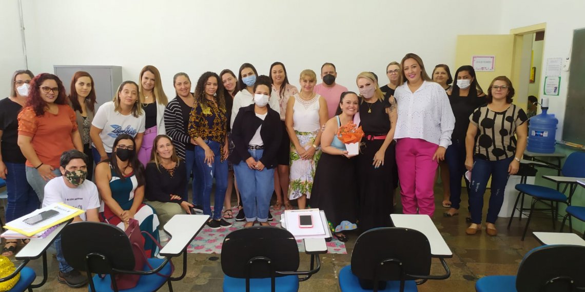 Educadores realizam oficina de contação de histórias