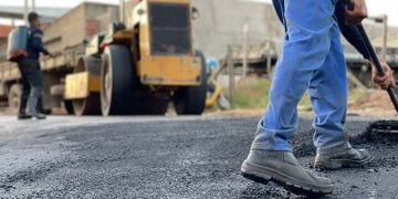 Pavimentação de ruas continua em andamento no Residencial Europa