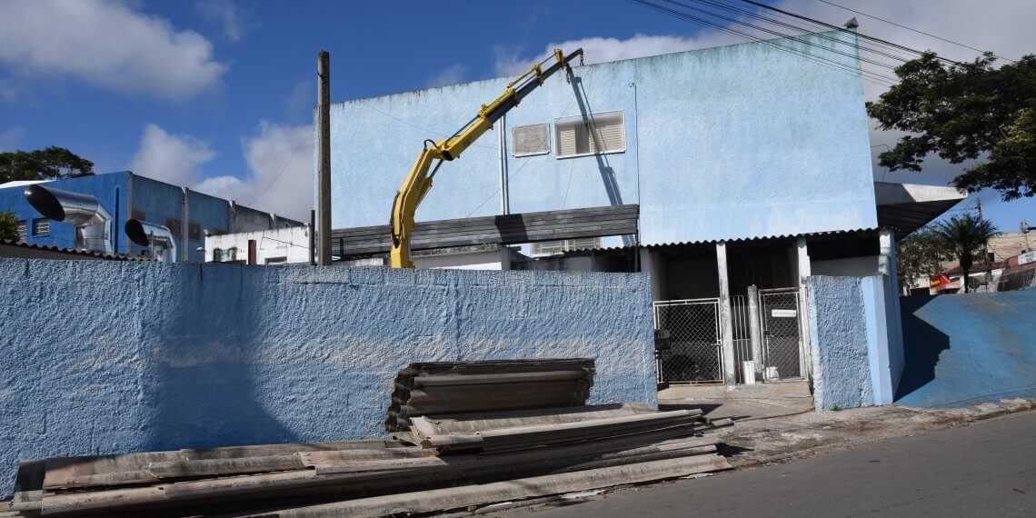 Começa a segunda fase da troca do telhado do hospital