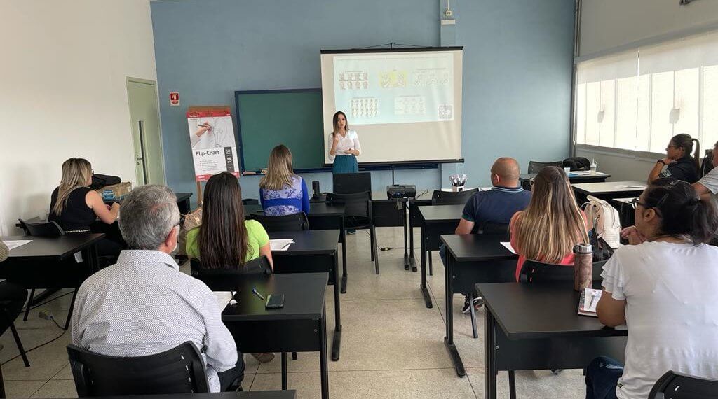 Oficinas de Libras começa com turma de servidores municipais