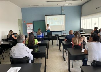 Oficinas de Libras começa com turma de servidores municipais