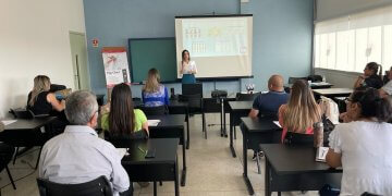 Oficinas de Libras começa com turma de servidores municipais