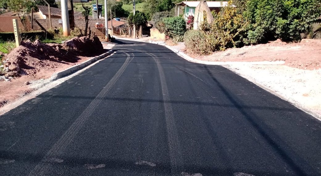 Estrada de terra no bairro dos Coelhos é pavimentada