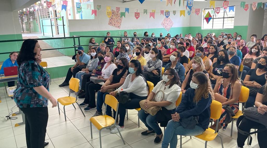 Professores e auxiliares assistiram palestra que abordou o tema do autismo nas escolas