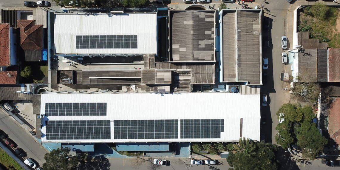 Instalação de placas solares no telhado do hospital é finalizada