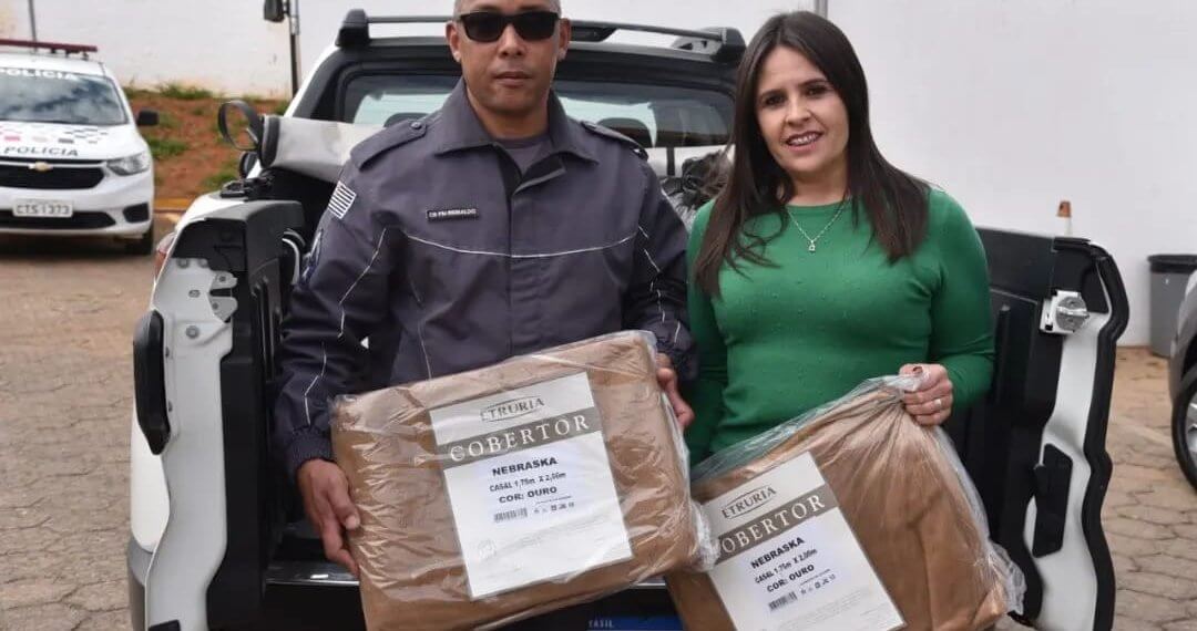 POLÍCIA MILITAR DOA COBERTORES E AGASALHOS PARA O FUNDO SOCIAL