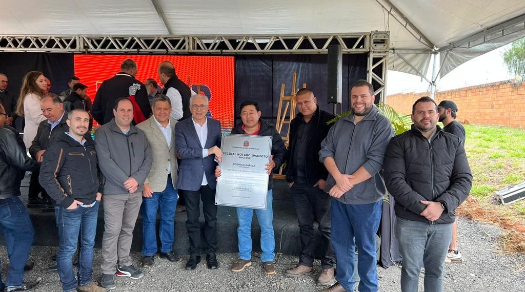 PREFEITO PAULINHO SASAKI RECEBE PLACA DE INAUGURAÇÃO DA VICINAL IBIÚNA X MAIRINQUE