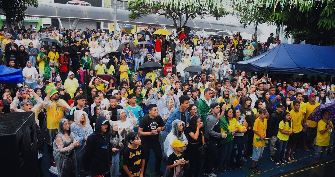 PRAÇA DA MATRIZ REÚNE TORCEDORES PARA O PRIMEIRO JOGO DO BRASIL