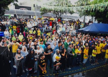 PRAÇA DA MATRIZ REÚNE TORCEDORES PARA O PRIMEIRO JOGO DO BRASIL