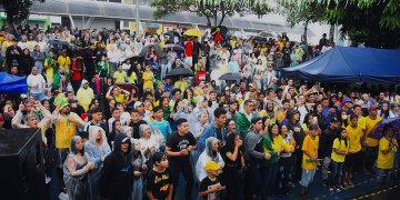 PRAÇA DA MATRIZ REÚNE TORCEDORES PARA O PRIMEIRO JOGO DO BRASIL