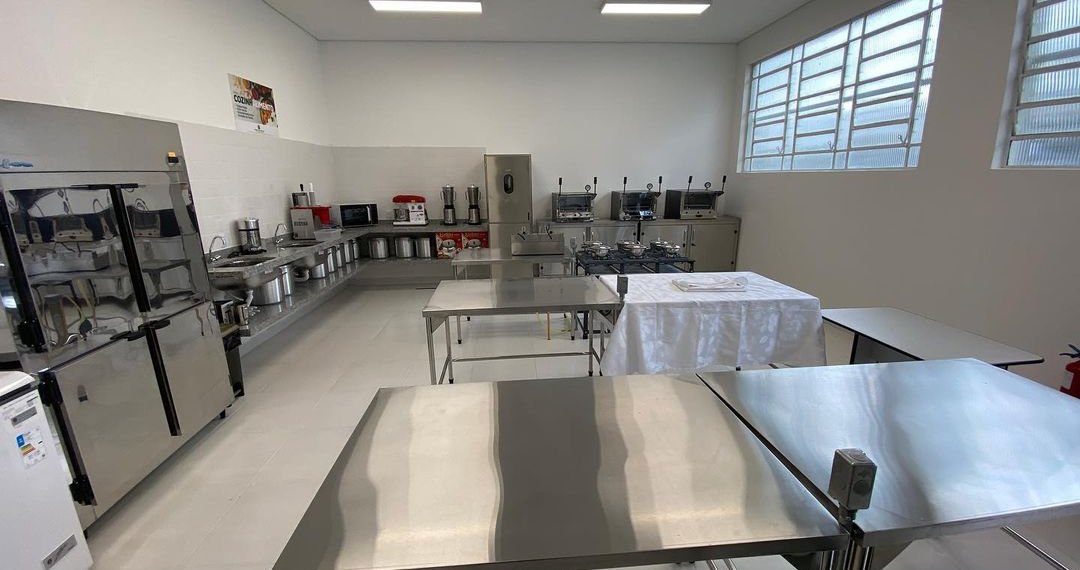 INAUGURADA COZINHA INDUSTRIAL QUE PROMOVERÁ CAPACITAÇÃO À POPULAÇÃO