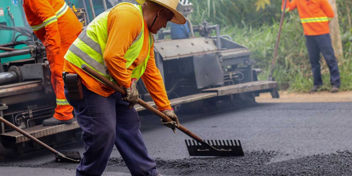 Obras de pavimentação na Rodovia Tancredo Neves