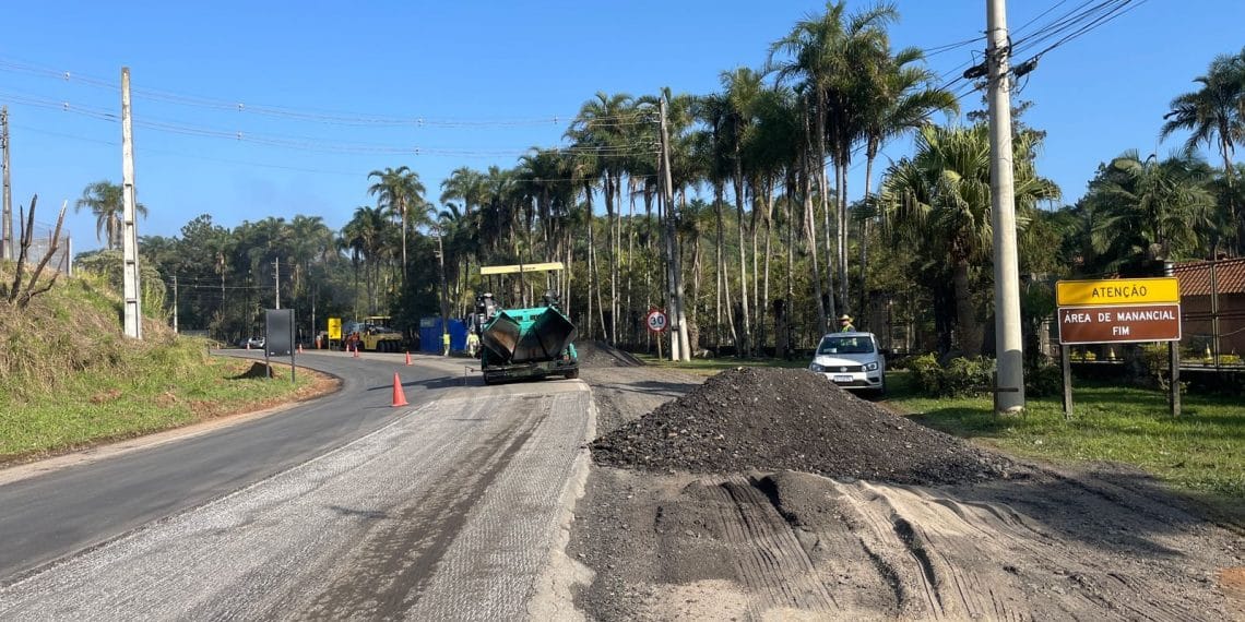 OBRAS DE PAVIMENTAÇÃO NA BUNJIRO NAKAO NA ALTURA DO RIO DE ÚNA